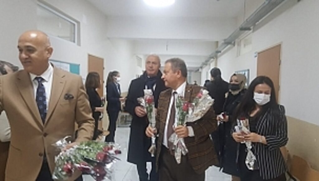 Sözlü Sınava Katılan Öğretmen Adaylarına 24 Kasım Çiçeği