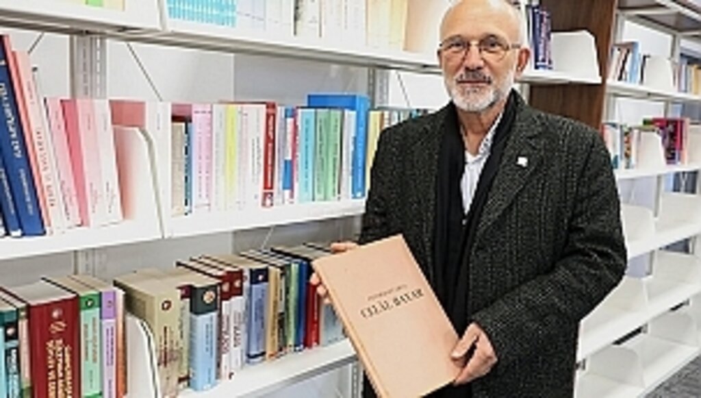 Arşivinde Bulunan 30 Yıllık Kitaplarını Belediyenin Kütüphanesi'ne Bağışladı