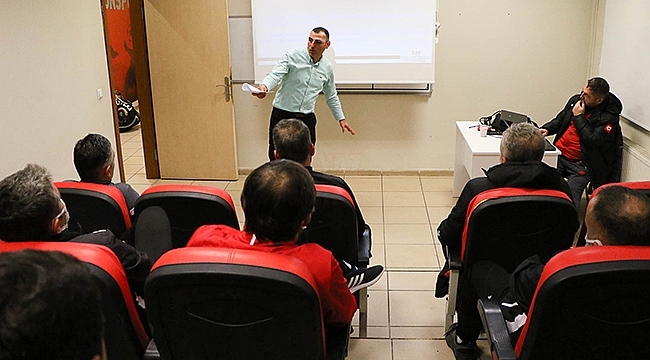 Futbol Akademi Antrenörlerine Hakem Semineri