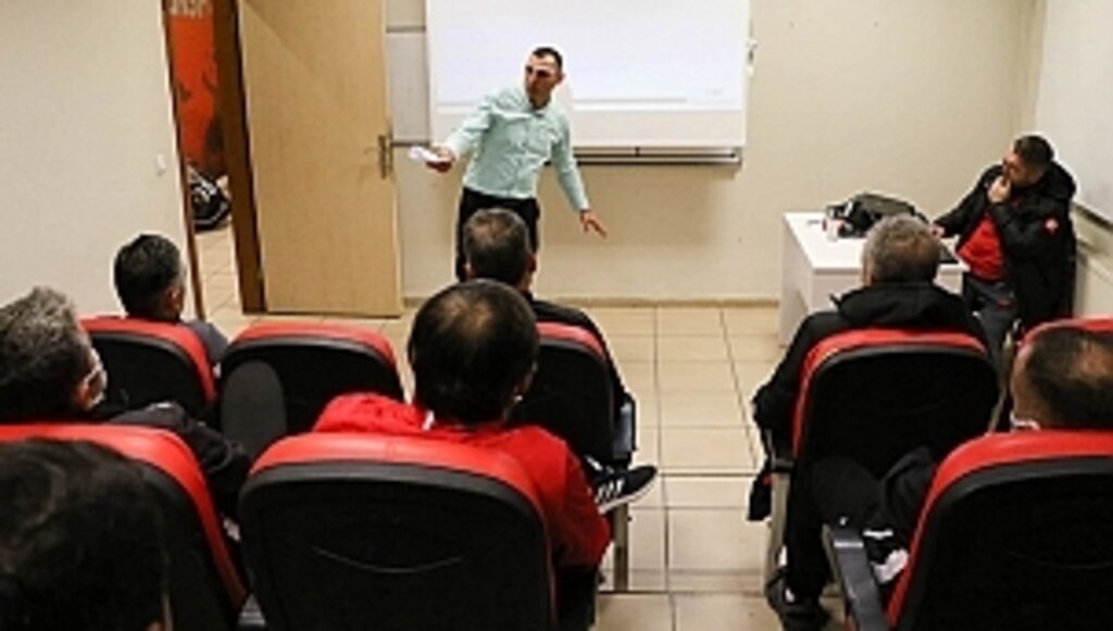 Futbol Akademi Antrenörlerine Hakem Semineri