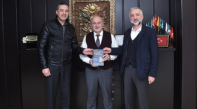 Prof. Dr. Mustafa Aktaş, Kitabını Rektör Ünal'a Takdim Etti
