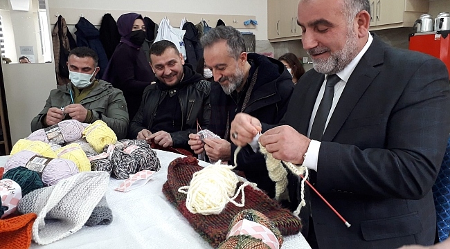 BAŞKAN SANDIKÇI GENÇLERLE ÖRGÜ ÖRDÜ