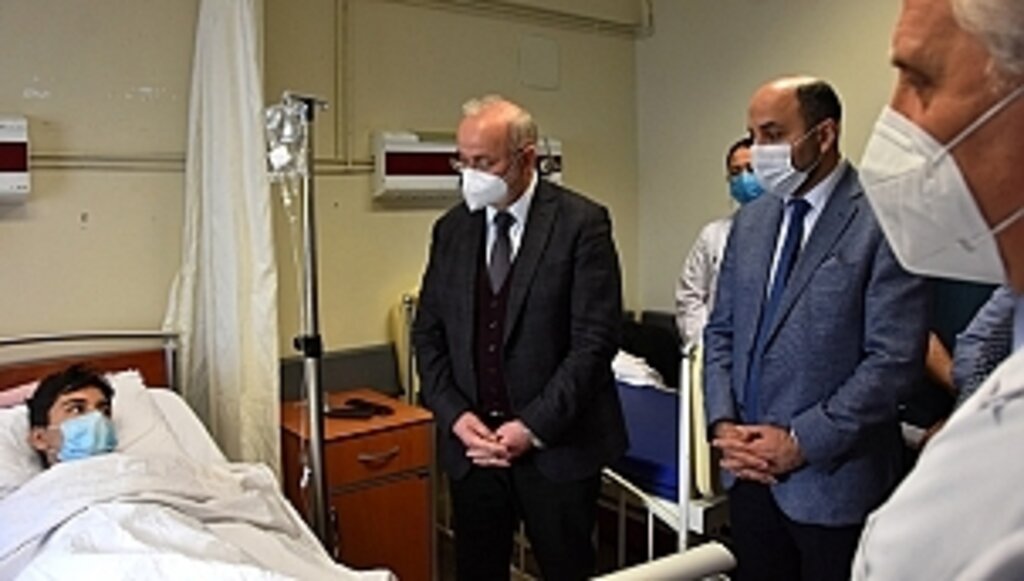 Rektör Ünal'dan Genç Futbolcuya Moral Ziyareti