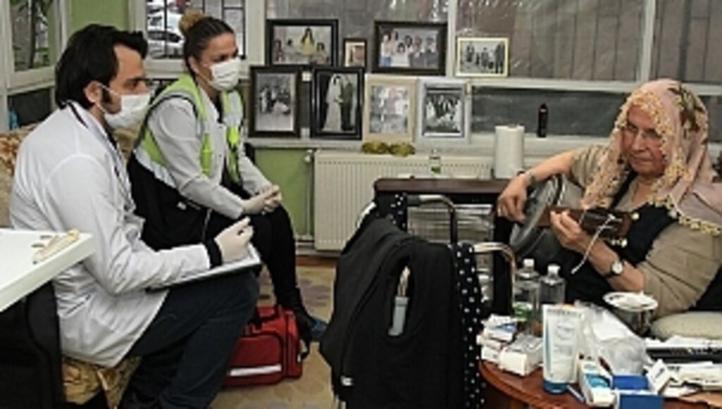 Hastadan Sağlık Ekibine 'Cümbüşlü' Teşekkür