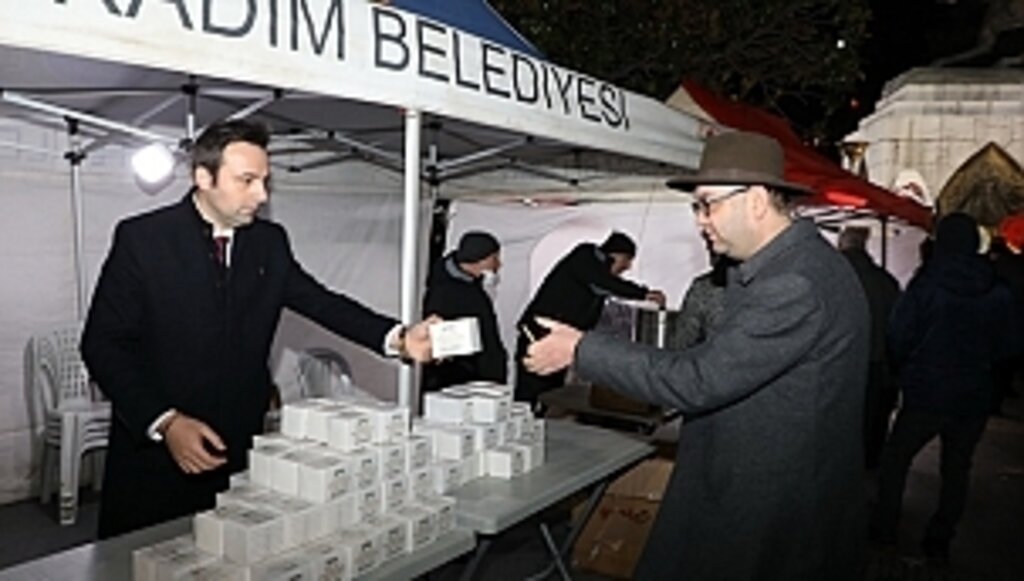 İlkadım Belediyesi Vatandaşlara 13 Noktada Kandil Simidini Dağıttı