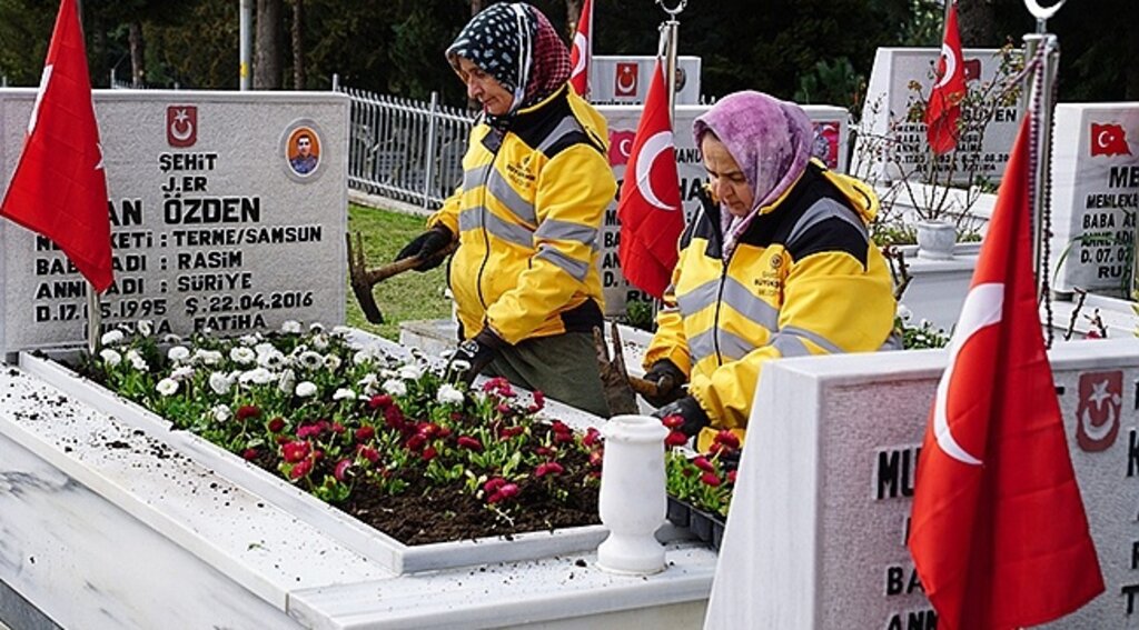 Büyükşehirden Şehitliklere 18 Mart'a Özel 1915 Çiçek