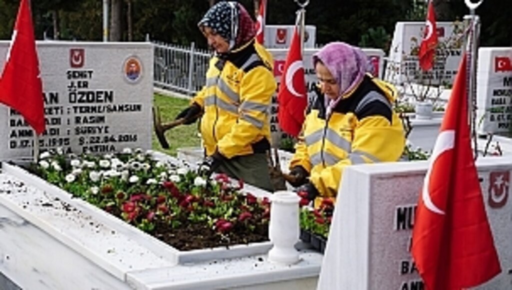 Büyükşehirden Şehitliklere 18 Mart'a Özel 1915 Çiçek