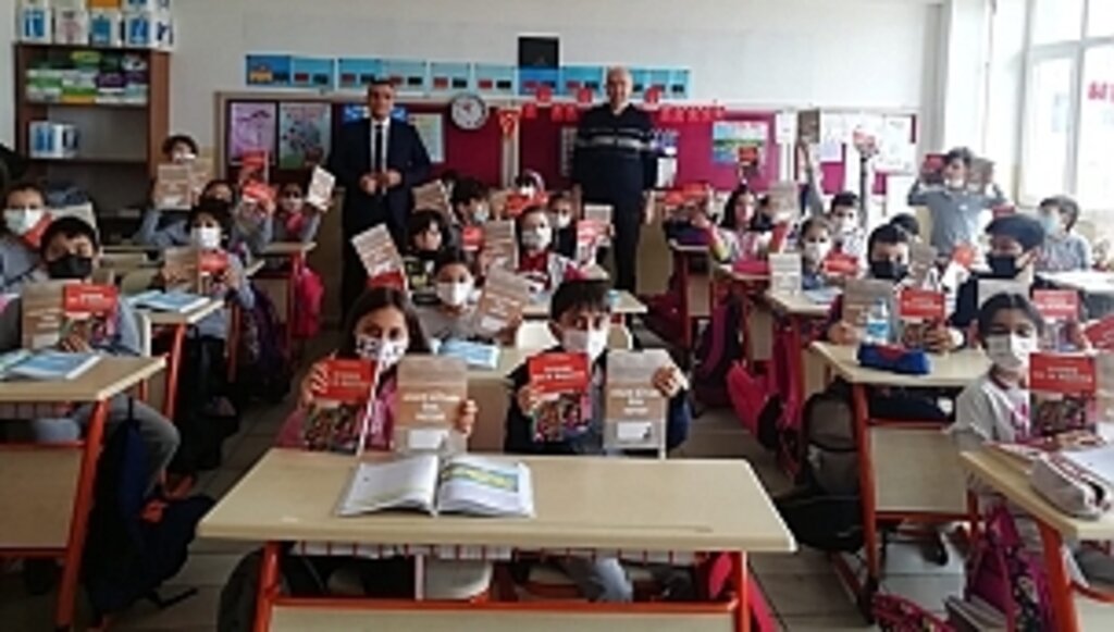 "İstersem Ben de Başarırım" Projesi Kapsamında Öğrencilere 17 Bin Kitap Dağıtıldı