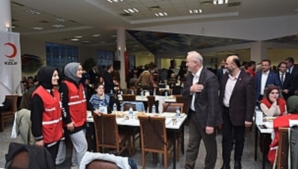 OMÜ Üst Yöneti Öğrencilerle Genç Kızılay'ın İftar Sofrasında