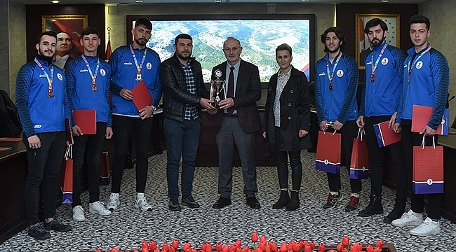 Rektör Ünal, Unilig Türkiye Şampiyonasında Başarı Gösteren Sporcuları Kabul Etti