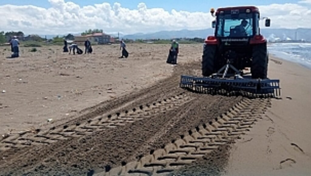 Büyükşehir, Sahillerden Kilolarca Atığı Temizledi