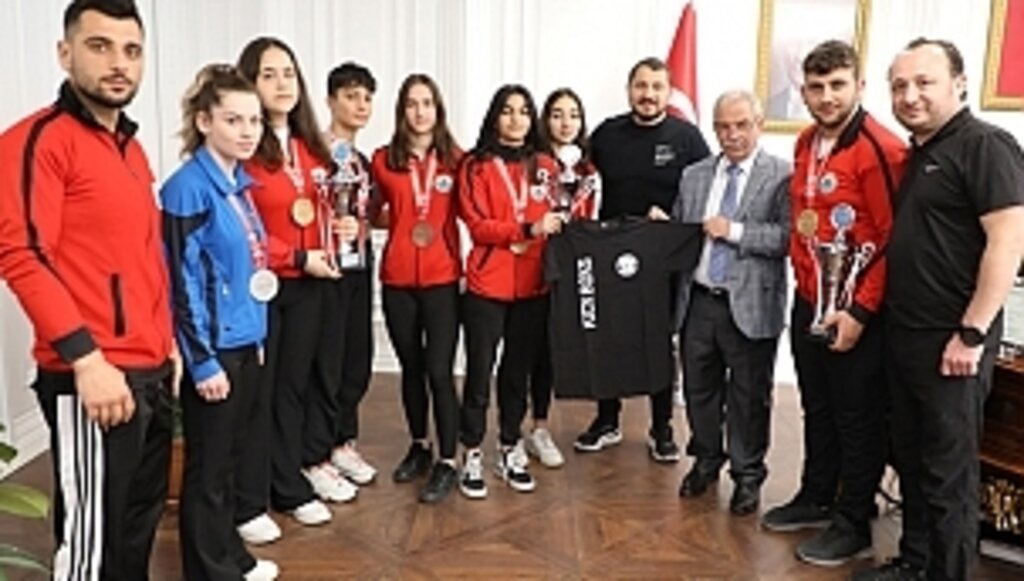 Şampiyon Kick Bokscuları Çeyrek Altınla Ödüllendirdi