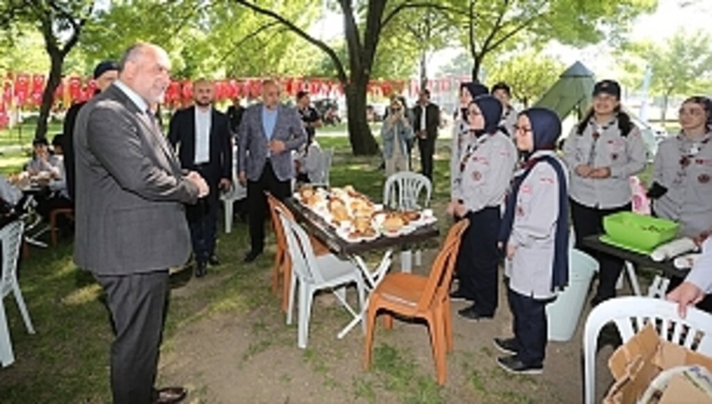 Sandıkçı'dan İzcilere Simit Ve Sahlep İkramı