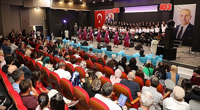 22 Eseri Seslendiren Koroyu Katılımcıları Ayakta Alkışladı