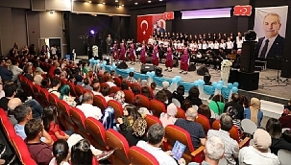 22 Eseri Seslendiren Koroyu Katılımcıları Ayakta Alkışladı