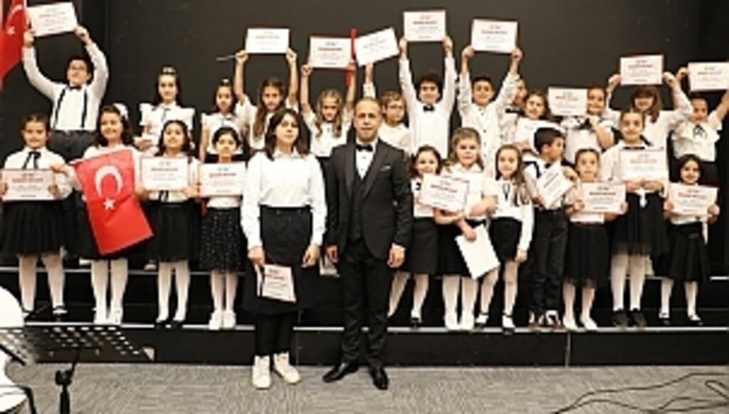 30 Kişilik Koro 24 Eseri İcra Etti