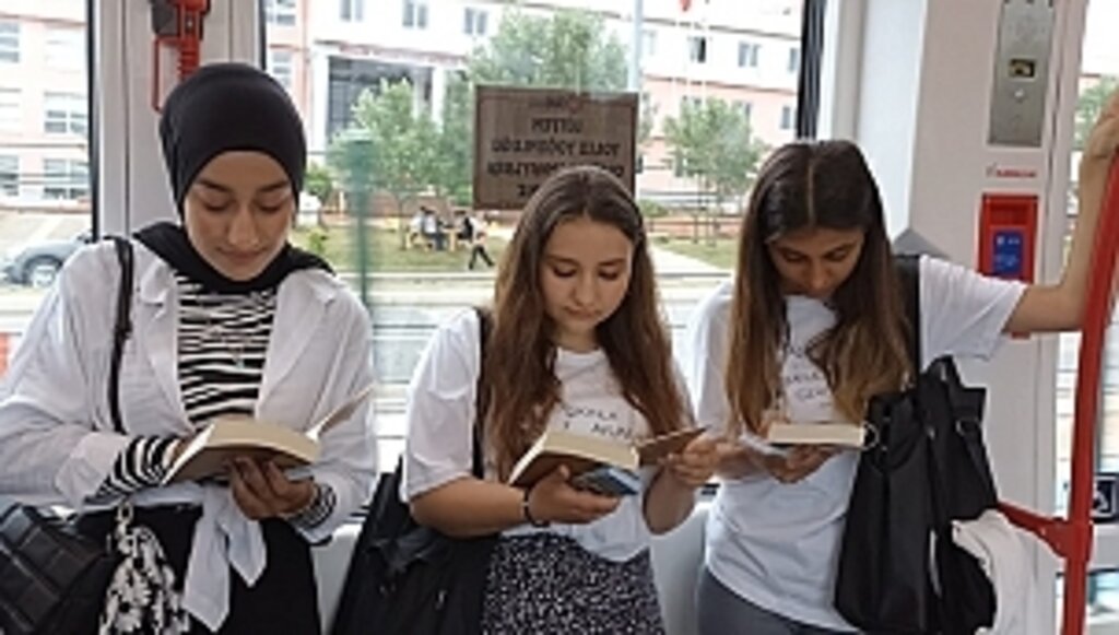 Genç Yûnuslar Tramvayda