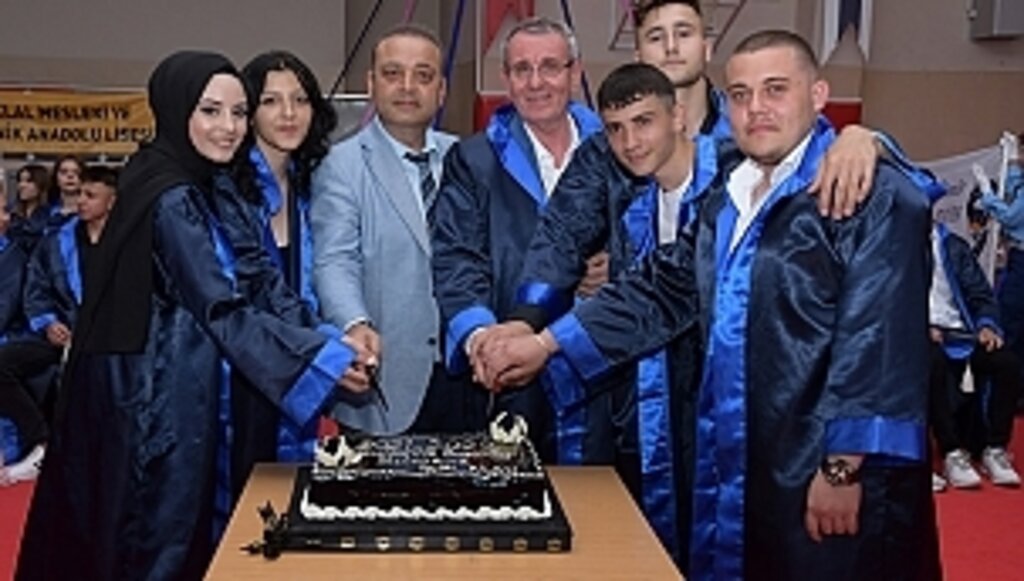 Murzioğlu'na Mezun Olduğu Okulda Duygulandıran Sürpriz!