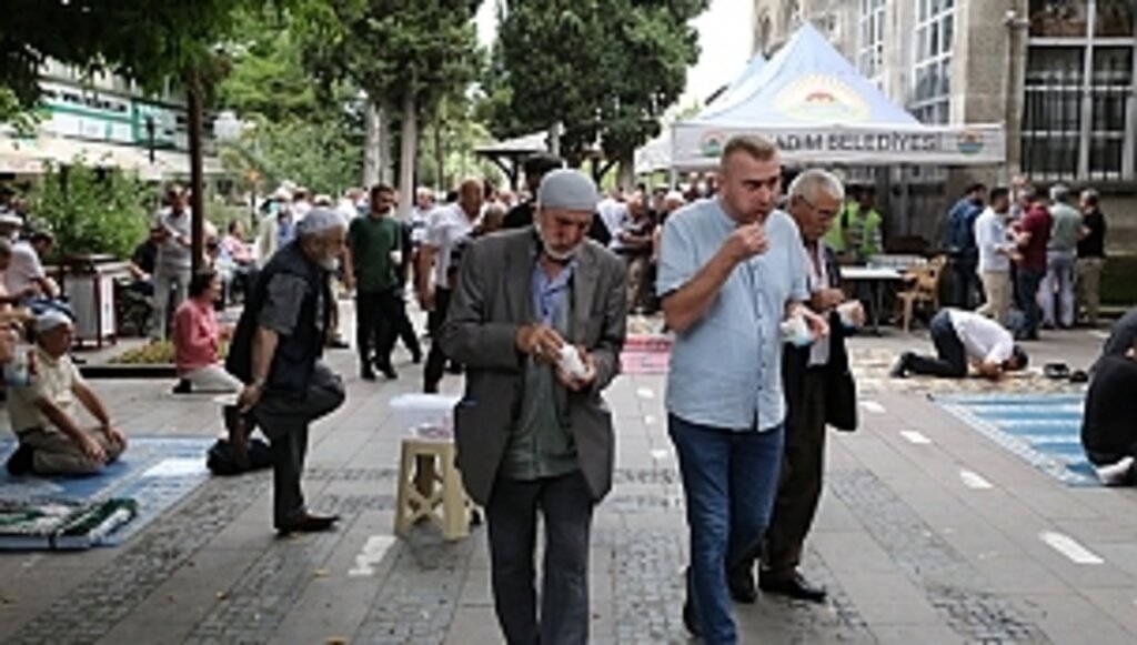 15 Temmuz Şehitleri İçin 3 Bin Lokma Tatlısı Dağıtıldı!...