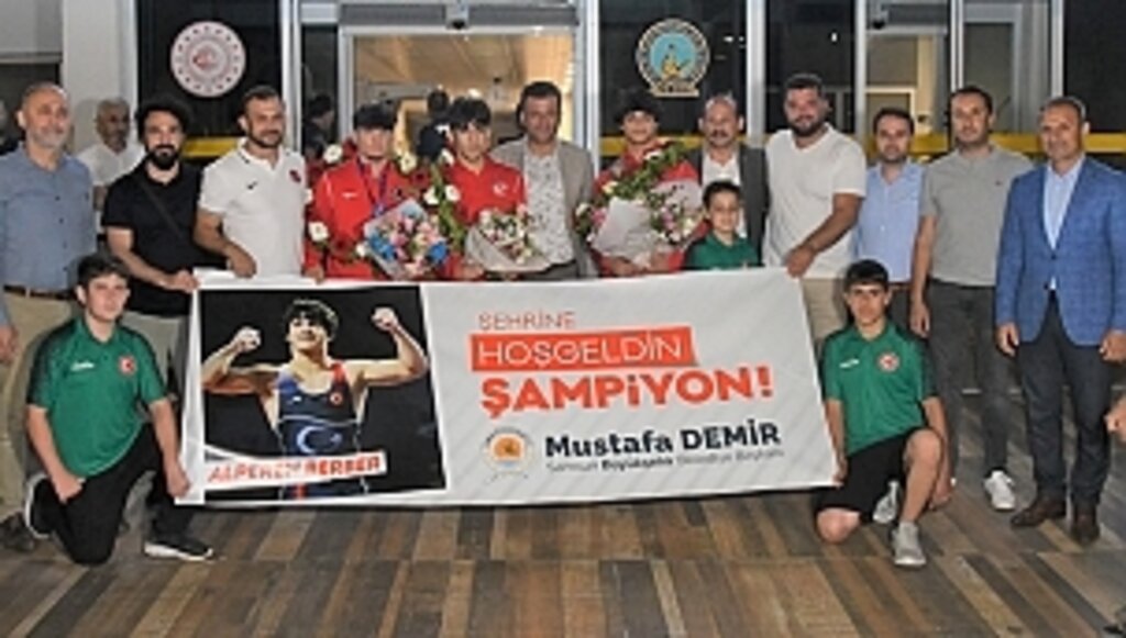 Dünya Şampiyonu Güreşçi Çiçeklerle Karşılandı