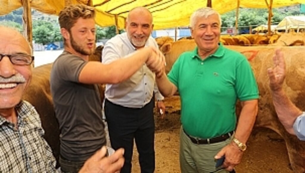 Sandıkçı Hayvan Pazarı'nı Ziyaret Etti