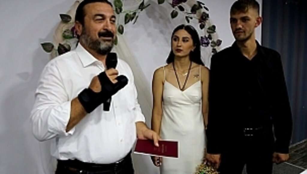 Genç Çift Evlilik Cüzdanını Adem Yıldırım'ın Elinden Aldı