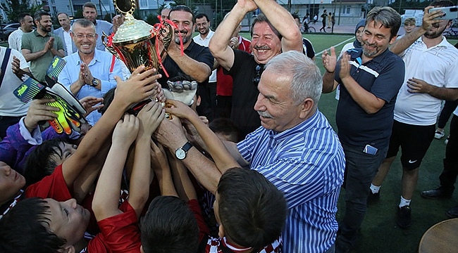 Minikler Kupa ve Madalyalarını Başkan Demirtaş'ın Elinden Aldı