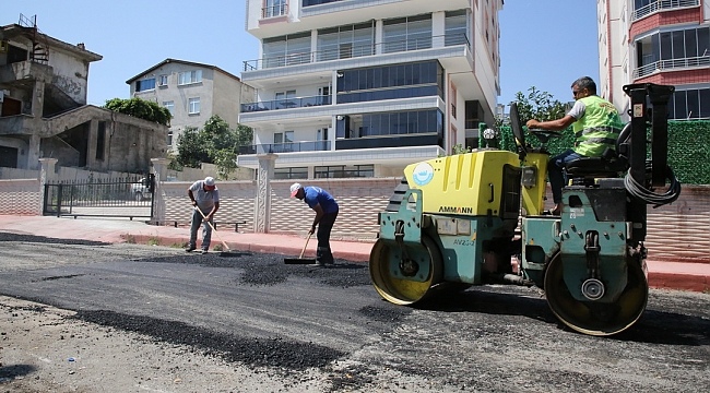 4 Ekip 24 Personel Sıcak Asfalt Yama Çalışmaları İçin İş Başında