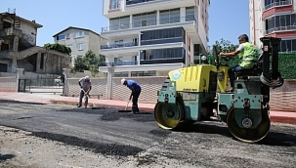 4 Ekip 24 Personel Sıcak Asfalt Yama Çalışmaları İçin İş Başında