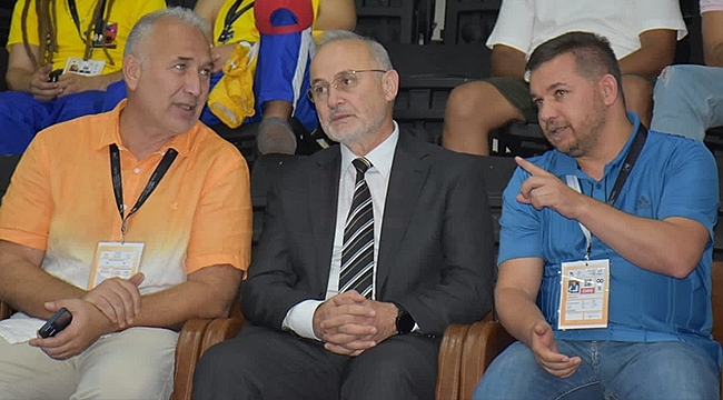 Rektör Ünal, FISU'da Madalya Kazanan OMÜ'lü Sporcuların Heyecanına Ortak Oldu