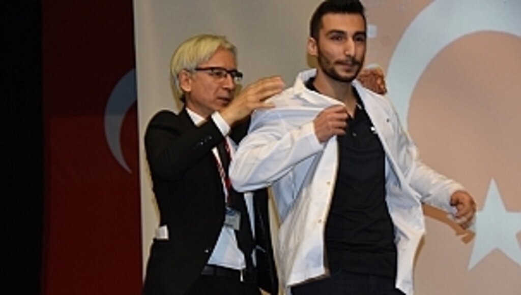 Yeni Tıbbiyeliler Önlüklerini Törenle Giydi