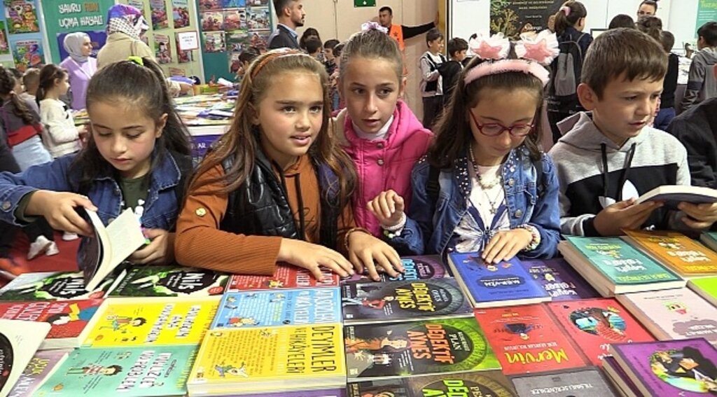 Canik'te Binlerce Öğrenci Kitaplarla Buluştu