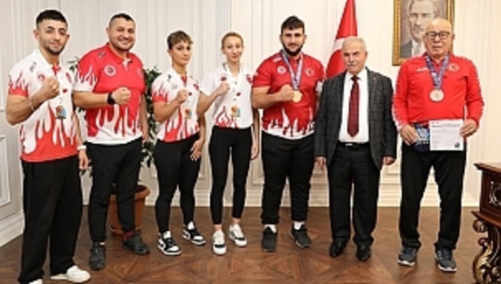 Dünya Şampiyonlarını Başkan Demirtaş Altınla Ödüllendirdi