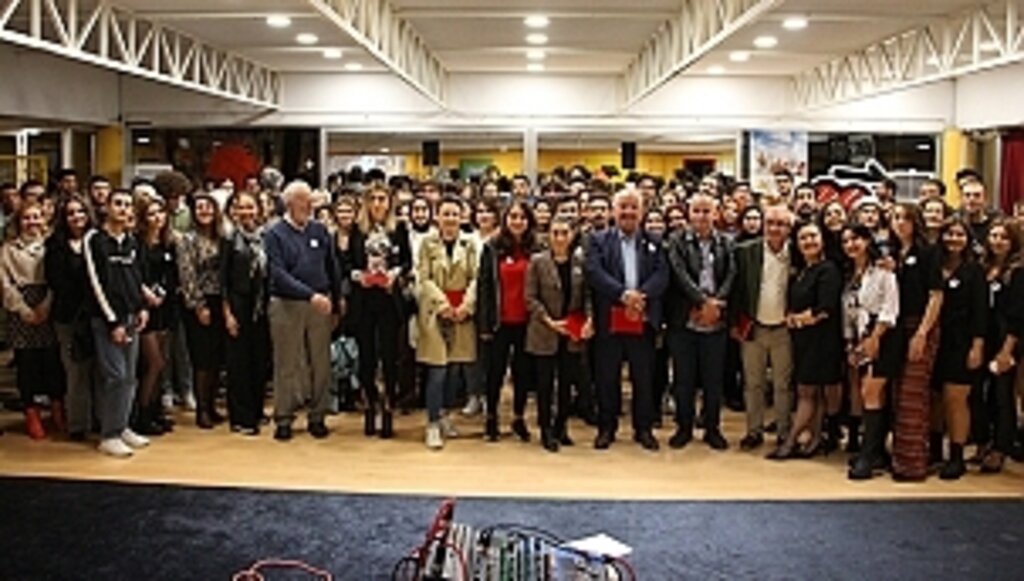 Gençlerden Görkemli Açılış