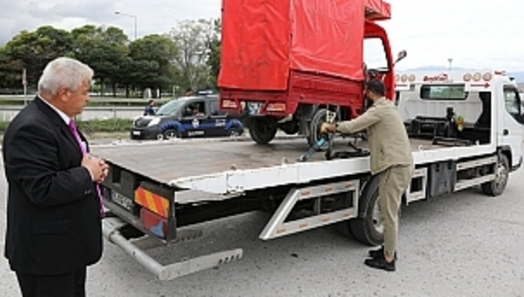 Logo ve Taşıma Numarası Olmayan Araçlar Otoparka Çekiliyor