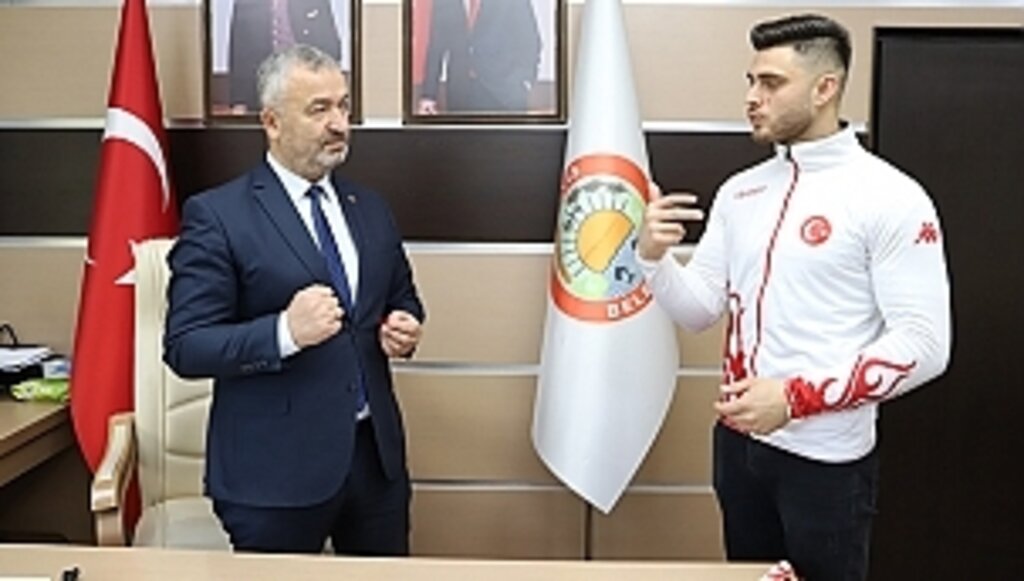 Bilek Güreşi Şampiyonu Başkan Topaloğlu'nu Ziyaret Etti