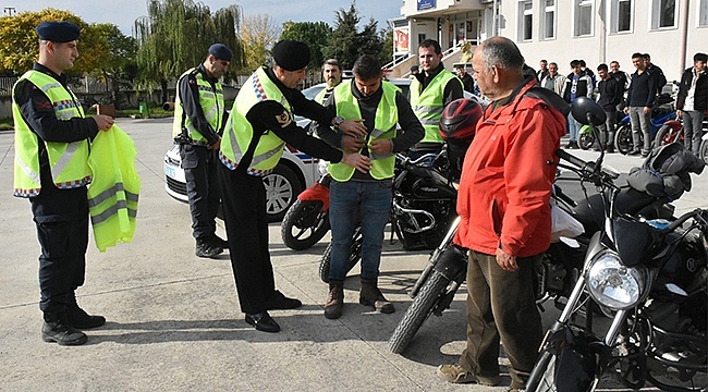 Sürücülere Reflektif Yelek Dağıtıldı