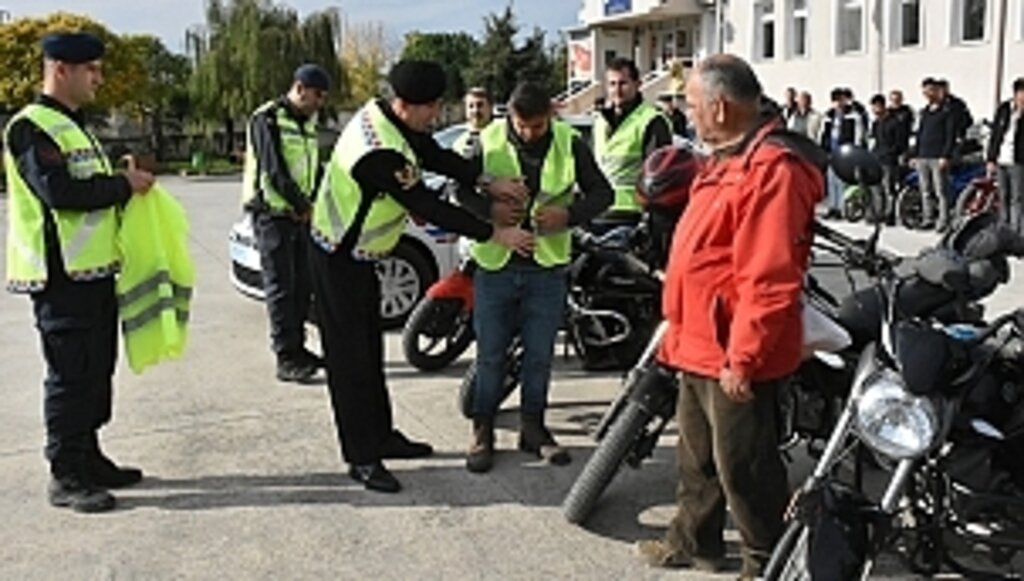 Sürücülere Reflektif Yelek Dağıtıldı