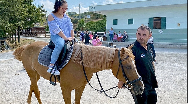 Atlar Engelli Çocuklara Terapi Oluyor