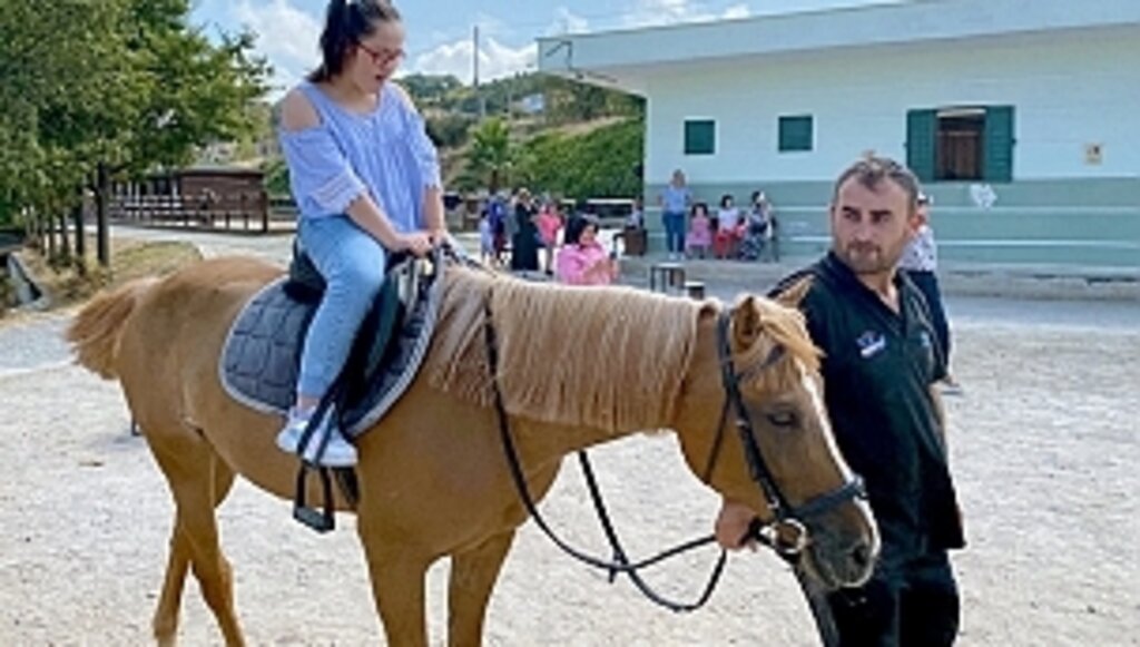 Atlar Engelli Çocuklara Terapi Oluyor