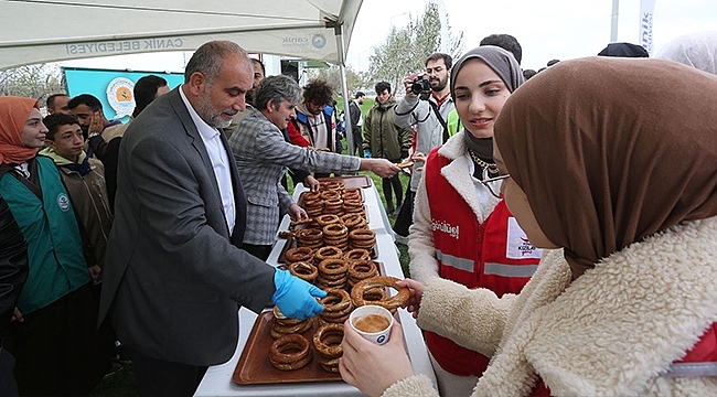 Başkan Sandıkçı'dan Gençlere Salep ve Simit İkramı