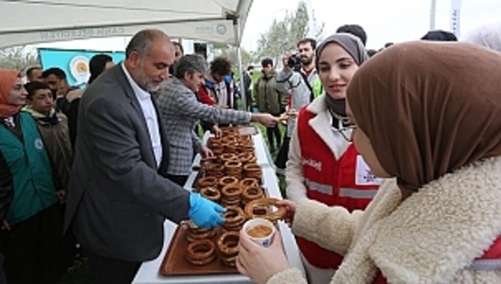 Başkan Sandıkçı'dan Gençlere Salep ve Simit İkramı