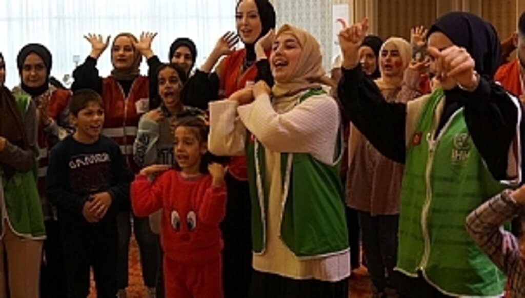 Yetim Gülerse Dünya Güler