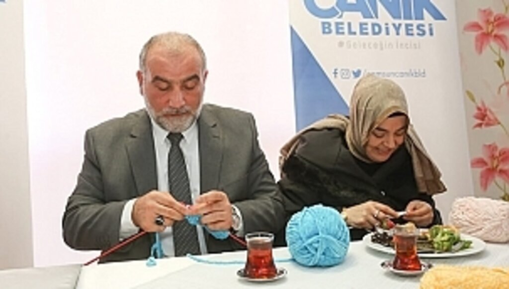 Başkan Sandıkçı Öğrenciler İçin Atkı ve Bere Ördü