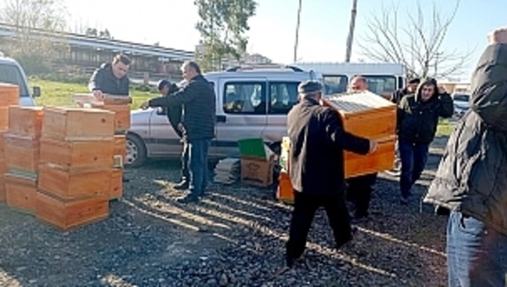Büyükşehir'den Arıcılara Ekipman Desteği