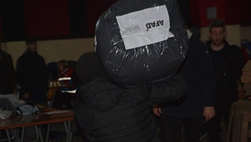 19 Mayıs'ta Deprem Bölgesine 5. Tır Yolcu Edildi