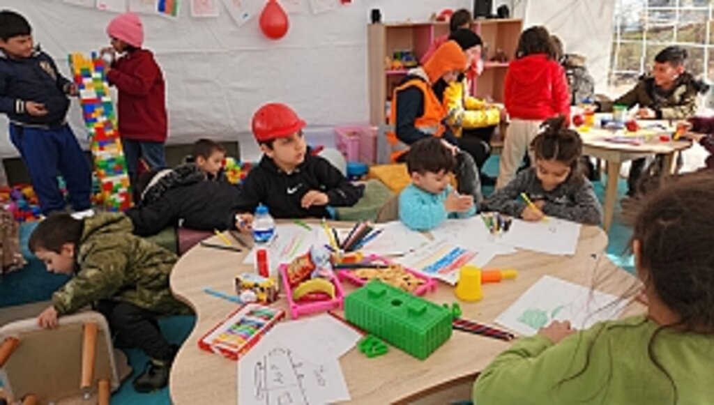 Büyükşehir Afet Bölgesinde "Çocuk Oyun Evi" Kurdu