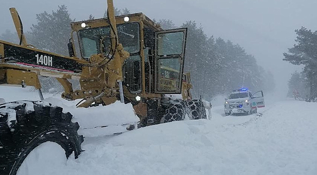 Büyükşehir Hem Deprem Bölgesinde Hem de Samsun'da Karla Mücadele Ediyor