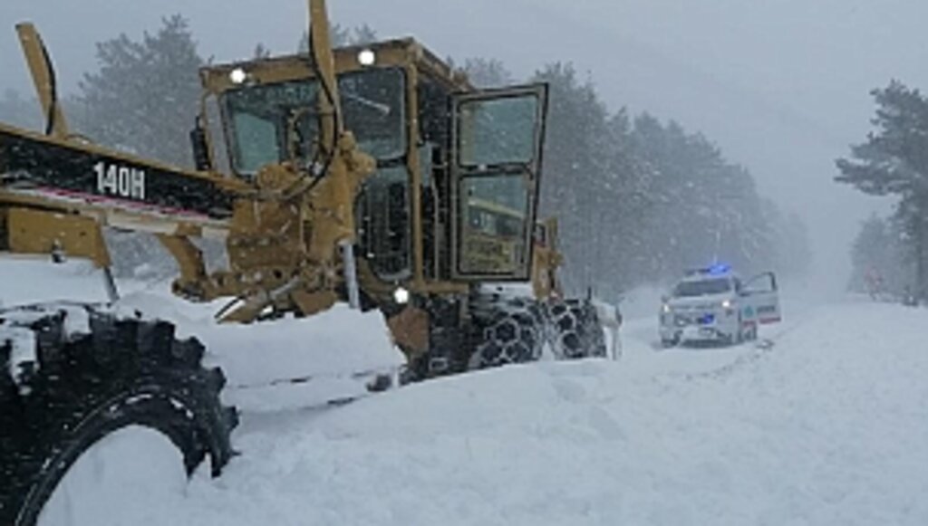 Büyükşehir Hem Deprem Bölgesinde Hem de Samsun'da Karla Mücadele Ediyor
