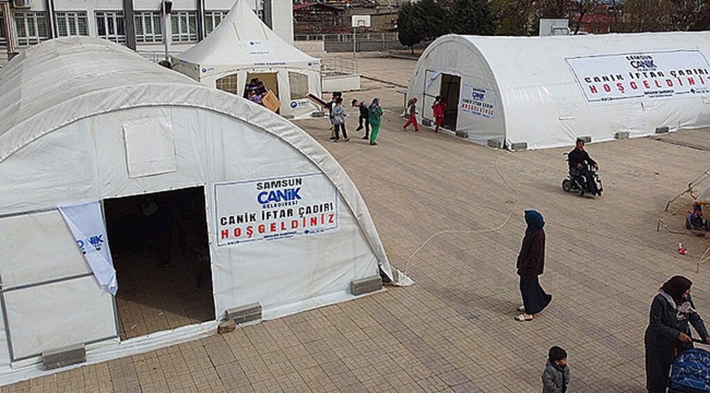 Canik Belediyesi Deprem Bölgesinde İftar ve Sahur Yemeği Veriyor